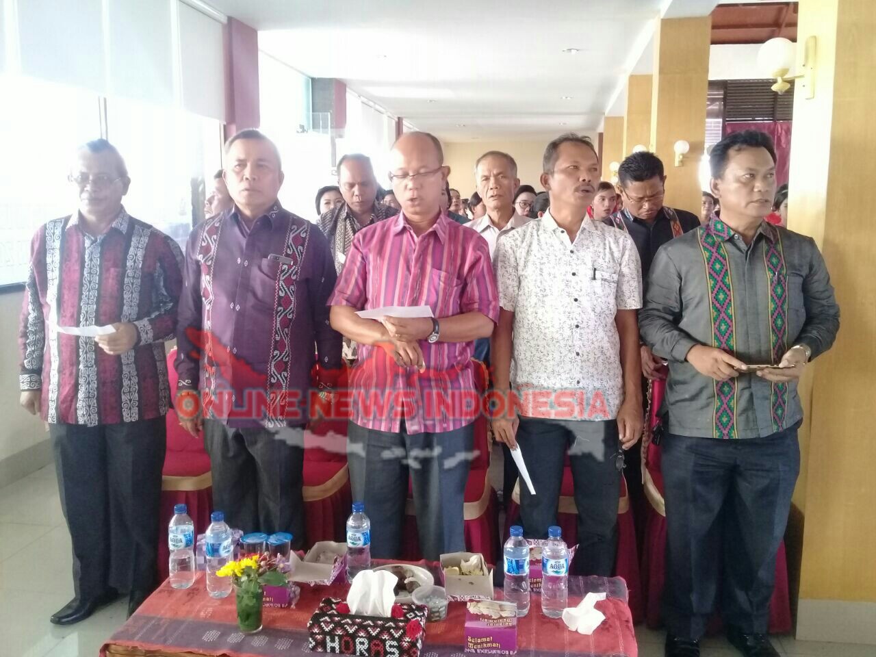Foto: Para Pimpinan OPD menyanyikan Lagu Ibu Kita Kartini, di Hari Ibu Kartini, Hotel Grand Dainang Samosir