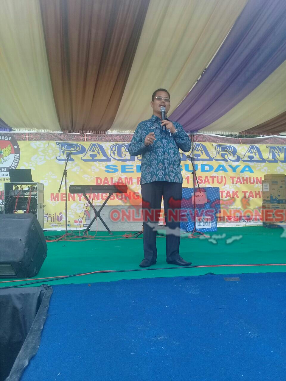 Foto : Sekretaris Daerah Kabupaten Samosir, Drs.Jabiat Sagala M.Hum, menyampaikan sambutannya di pagelaran Seni Budaya oleh KPU Samosir, Sabtu (21/04)