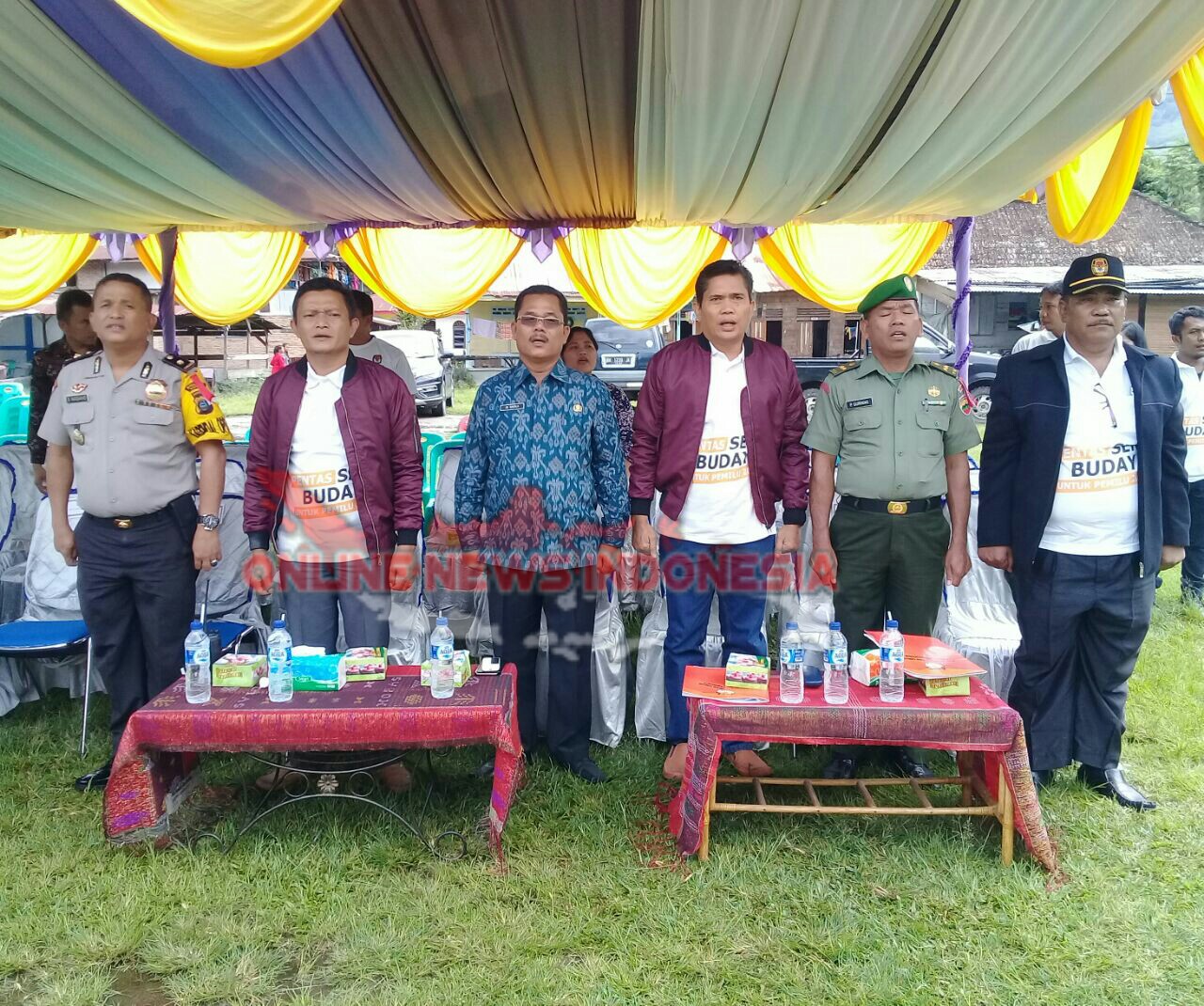 Foto : foto bersama Komisioner KPU ( Berjaket merah) dengan sekda dan perwakilan FKPD Kab.Samosir di pagelaran Seni Budaya KPU Samosir, Sabtu (21/04)