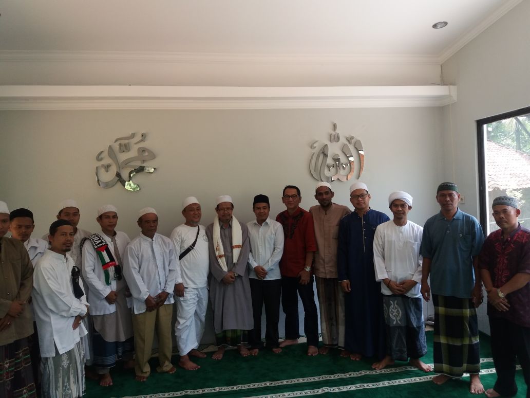 Foto : Para hadirin yang menghadiri peresmian dan serah terima kunci masjid Al Istitohar berfoto bersama.