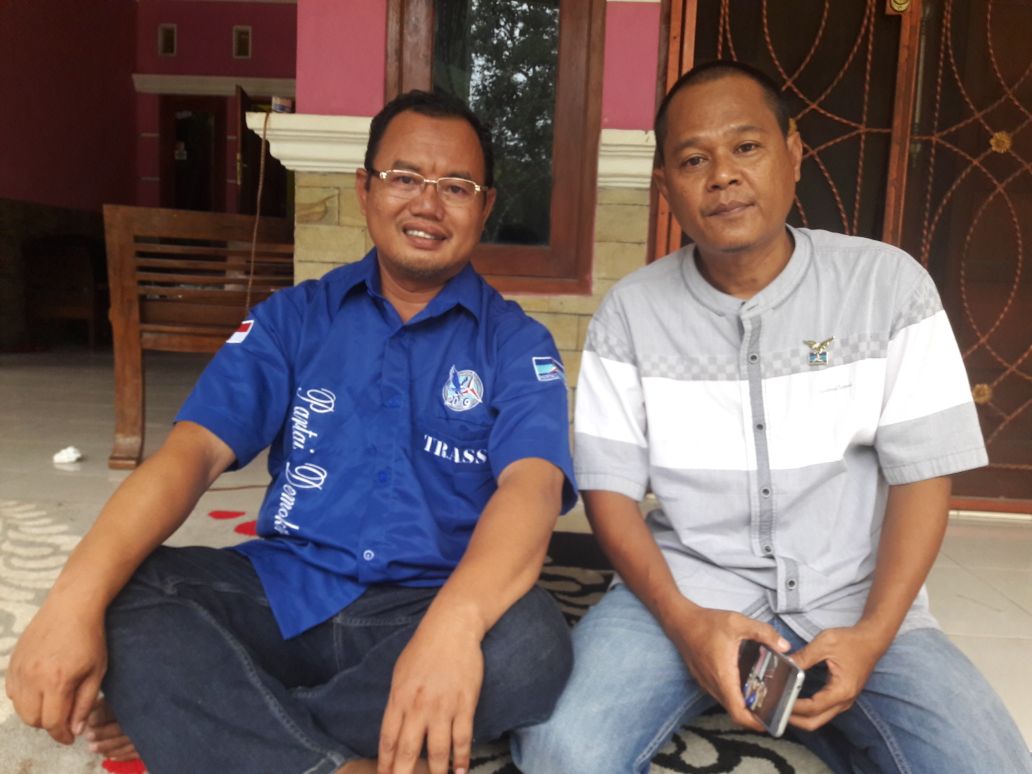 Foto : Sardi (kemeja Biru) di dampingi Ketua PAC Partai Demokrat Kecamatan Cileungsi Kabupaten Bogor.