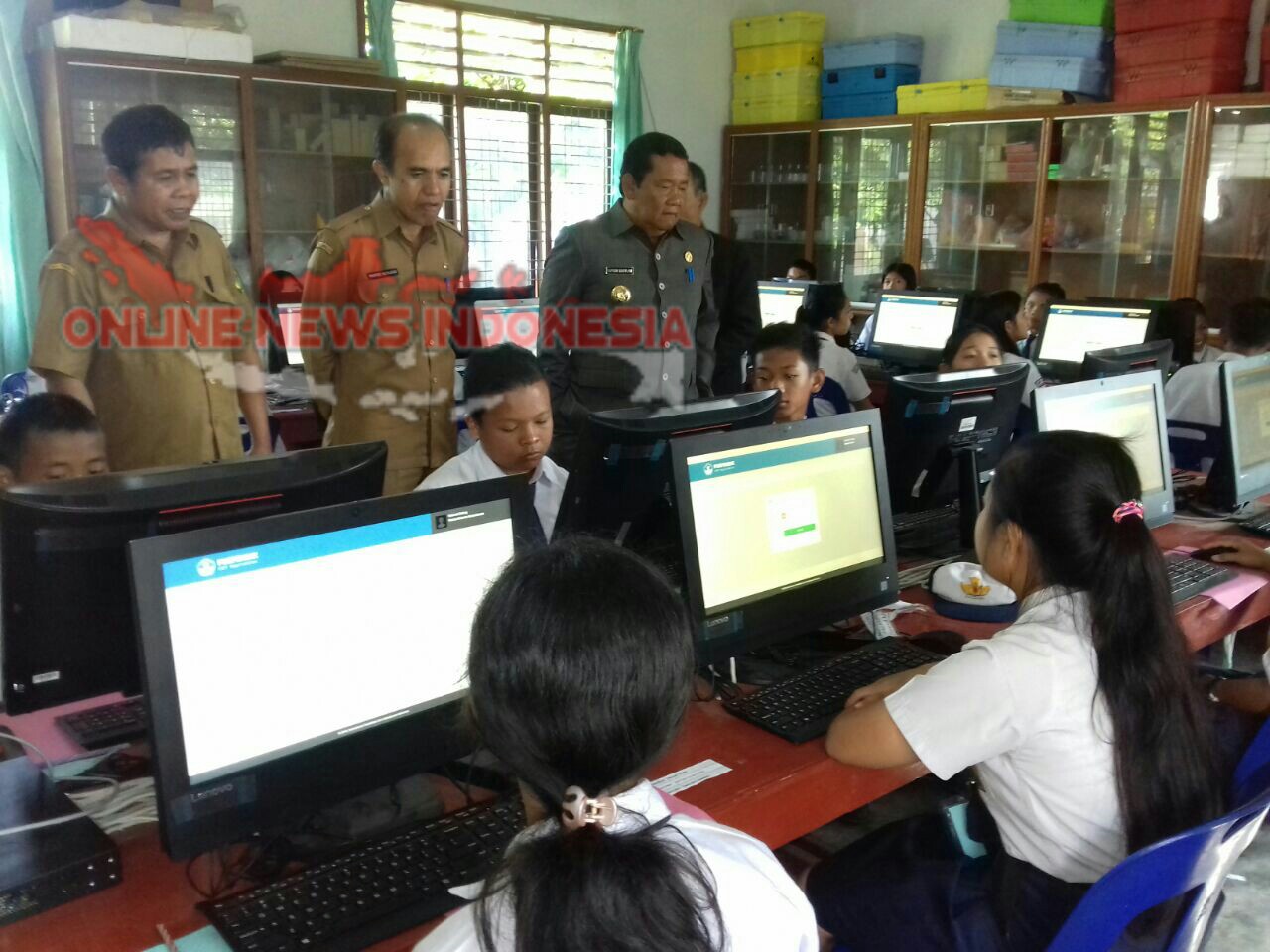 Foto : Bupati Samosir, Drs.Rapidin Simbolon MM, didampingi Kepala Dinas Pendidikan, lakukan monitoring Proses UNBK di SMPN 1 Pangururan, Senin (23/4)