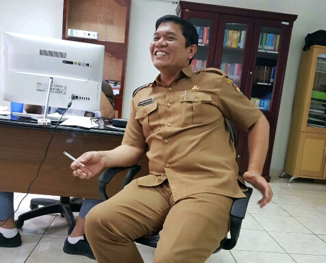 Ket foto : Kepala Inspektorat Pemkab Karo Philemon Berahmana saat di konfirmasi oleh wartawan di ruang kantor nya.