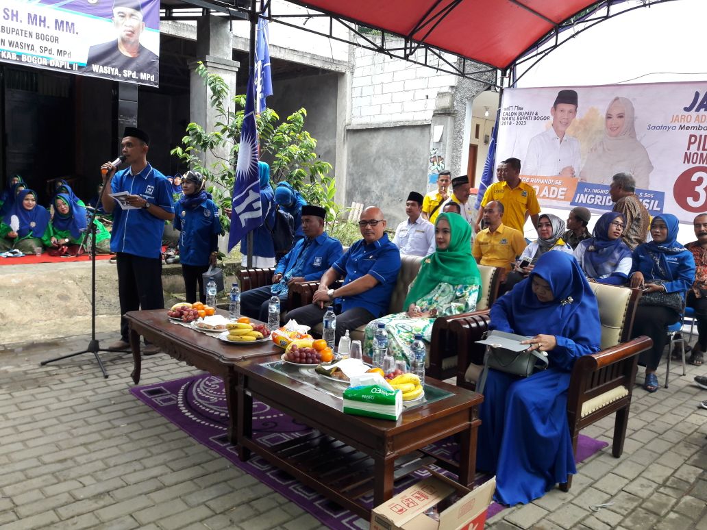 Foto : Paslon Bupati dan Wakil Bupati nomor urut 3 berkampanye di Perumahan Griya Alam Sentosa yang di hadiri Ingrid Kansil calon Wakil Bupati.
