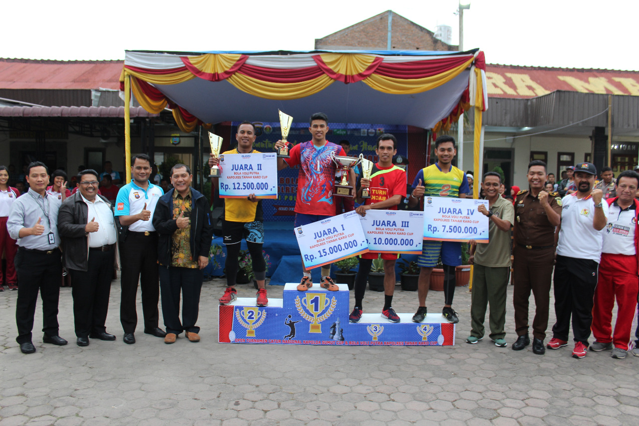 Foto  : Bupati Karo bersama para pemenang Tournament Catur dan Volley Kapolres Cup Tanah Karo usai penutupan Turnamen  di Mapolres Karo, Rabu (25/04).