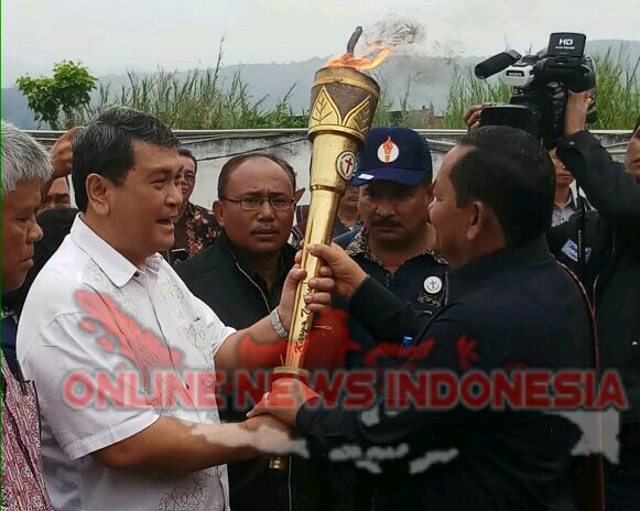Foto : Bupati Samosir, Drs.Rapidin Simbolon MM, menerima ONOR Paskah Raya Nasional dari pemerintah kabupaten Simalungun di Pelabuhan penyeberangan Simanindo - Tiga Ras