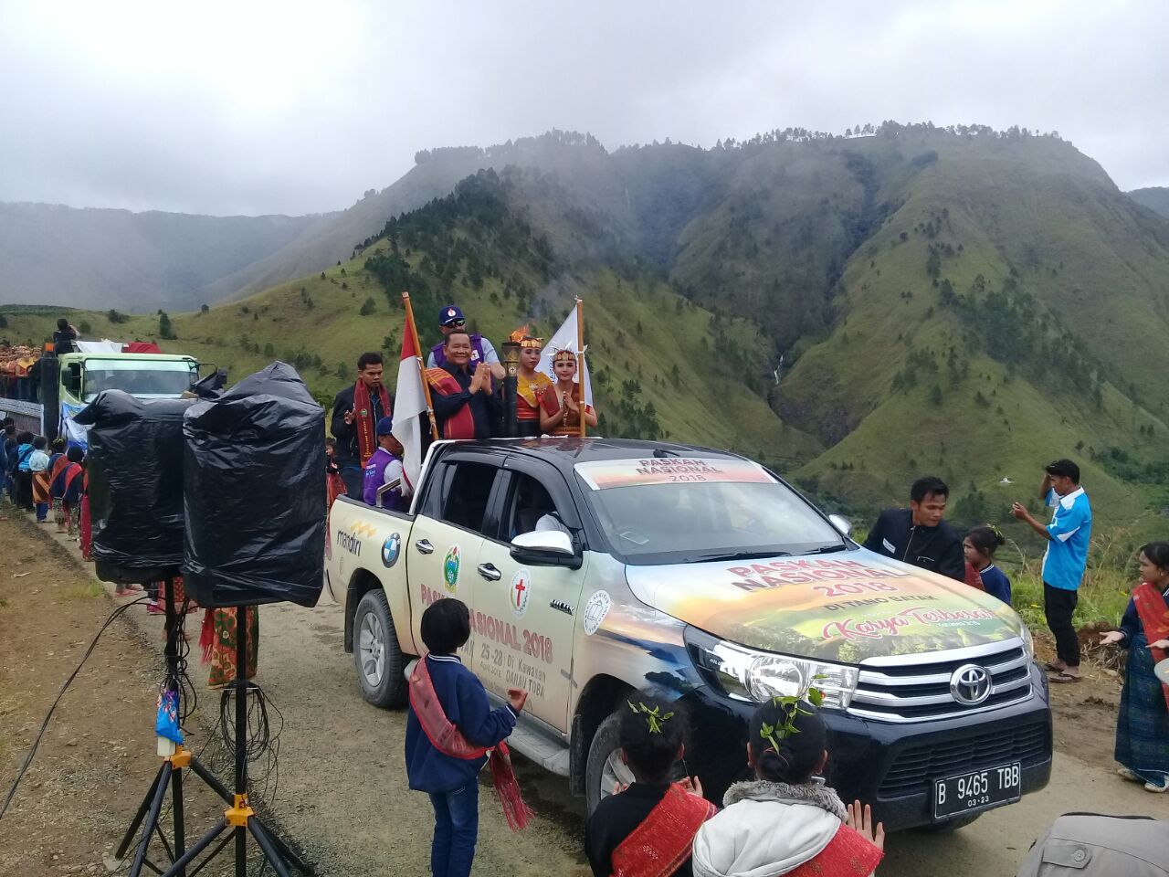 Foto : Bupati Samosir, Drs.Rapidin Simbolon MM, mengarak Obor Paskah menuju Perkampungan Batak di Sigulatti Sianjur Mula mula