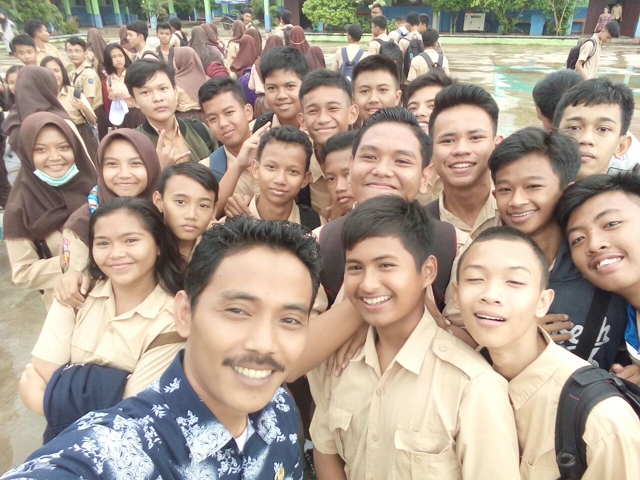 Foto : Kades Pasir Angin,Ismail,Tampak Ber selfi dengan para siswa SMP di wilayah Desa Pasir Angin Dalam kunjungan Peninjauan Pelaksanaan UNBK tingkat SMP tahun 2018.
