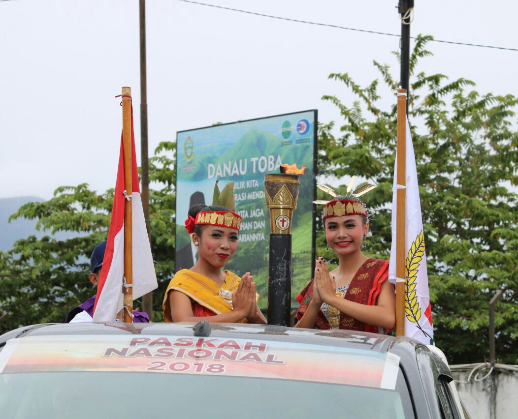 Foto : Sebelumnya, Obor Paskah Nasional 2018 tiba dikabupaten Samosir, Kamis (27/04) dan acara pembukaan di Sigulatti, Sianjur Mula mula Samosir