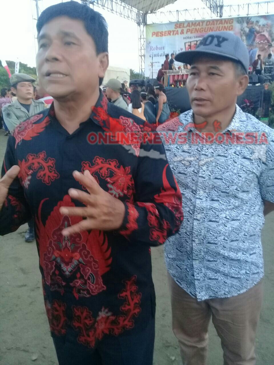 Foto : Wakil Bupati Samosir, Ir.Juang Sinaga (batik merah), didampingi Kadis Pariwisata Samosir,.Drs.Ombang Siboro M.Si, disela wawancara dengan salah satu media ekektronik