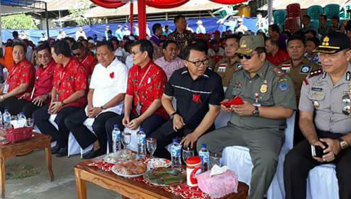 Gubernur Sulut Olly Dondokambey (baju putih) didampingi Ketua Panitia Steven Kandouw (sebelah kanan Gubernur) dan Ketua Komisi P/KB Penatua Vicky Lumentut (sebelah kiri Gubernur)