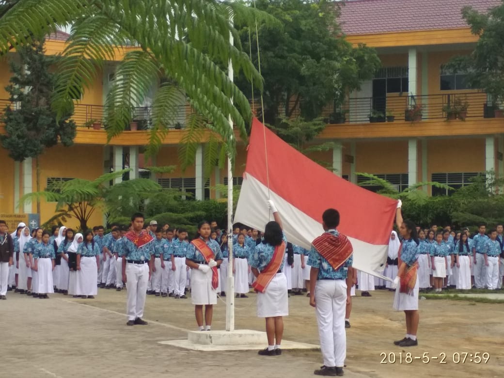 Ket foto : Petugas bendera saat mengabarkan bendera merah putih menyenangkan beka buluh