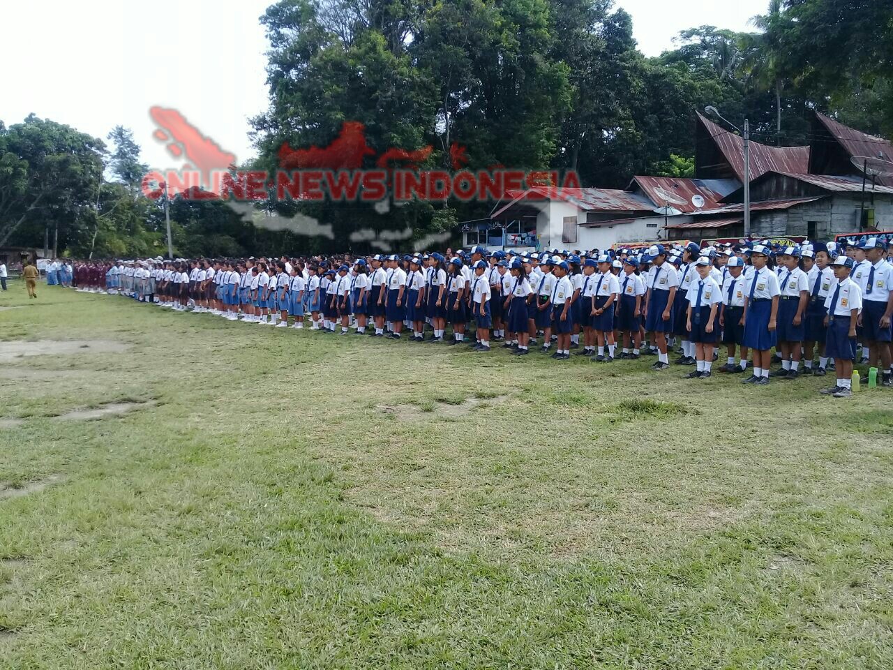 Foto : Para pelajar tingkat SD, SMP, SMA/SMK, ikuti upacara Hardiknas 2018 di Tanah Lapanh Onan Lama Pangururan Samosir, Rabu (02/05)