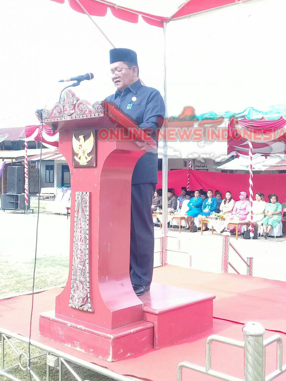 Foto : Bupati Samosir, Drs.Rapidin Simbolon MM, membacakan amanat Menteri Pendidikan dan Kebudayaan Nasional RI, Muhadjir Effendy di Hardiknas 2018.