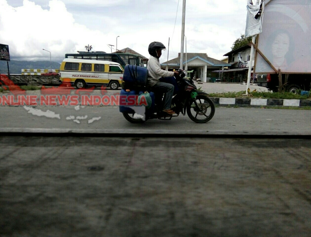 Foto : Salah satu pengecer Tuak Diduga hasil oplosan (Istilah 'Tuak Kreta'), bebas masuk ke kabupaten Samosir tanpa tindakan tegas dari Polres Samosir.