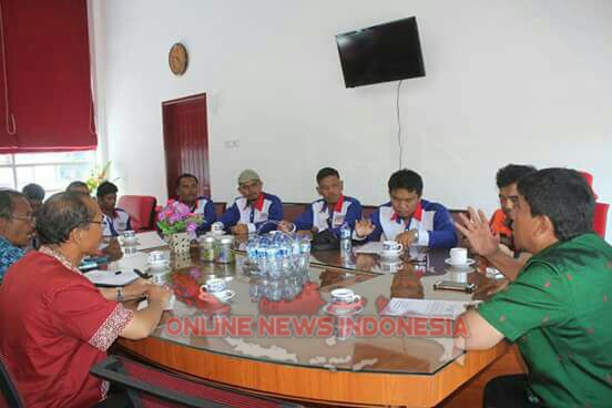 Foto : Wakil Bupati Samosir, Ir.Juang Sinaga (kemeja Hijau) menerima Audensi JOIN Samosir diruang kerjanya, Jalan Rianiate Kecamatan Pangururan Samosir, Kamis (03/05)