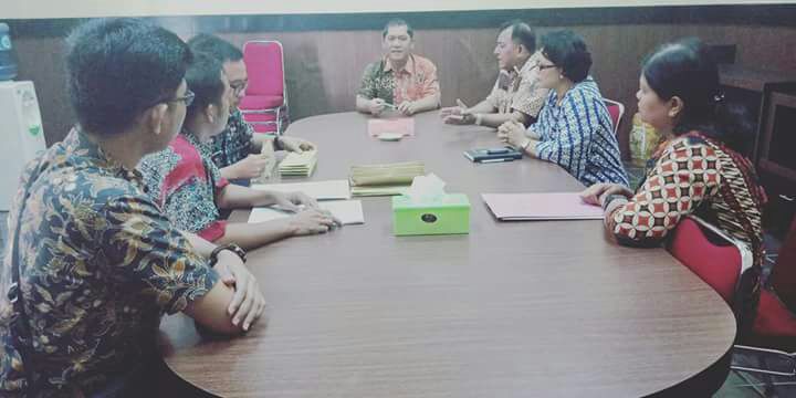 Foto  : Pihak Keimigrasian Kelas I Medan ber Audensi ke Bupati Karo di ruang loby Kantor Bupati , Jumat, (04/05).
