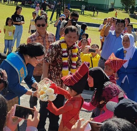 Ket foto : Nyonya Sariaty Sitompul Bunda PAUD Kab. Karo saat memberikan bunga kepada perwakilan Anak anak dalam kegiatan GERNAS BAKU KAB.KARO.,Sabtu (05/05).