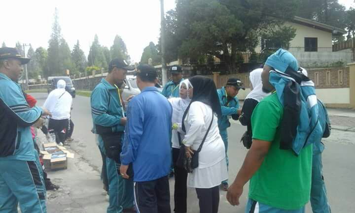 Ket foto : Tampak para peserta Jalan sehat yang di gelar PHBI mengambil minuman mineral yang telah di sediakan panitia si sepanjang jalan menuju lokasi finish, Minggu, (06/05).