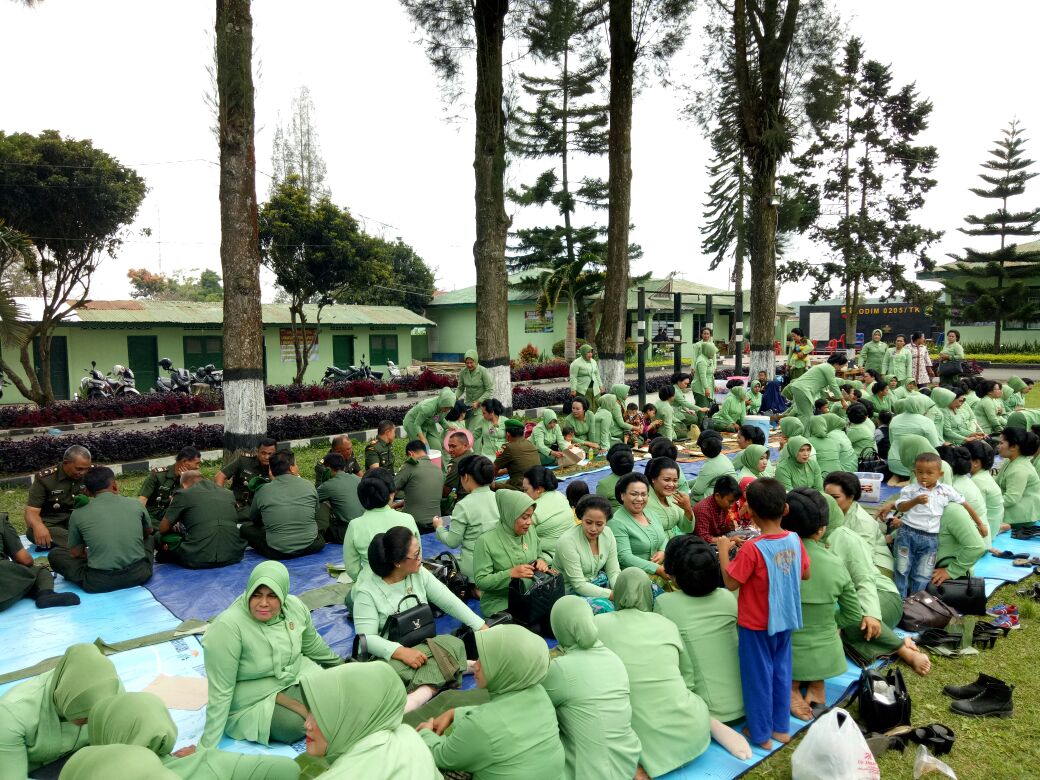 Ket foto :Usai acara perayaan persit, dilanjutkan makan bersama di Alm terbuka