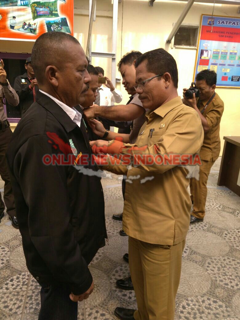 Foto : Bupati Samosir, yang diwakili sekretaria daerah, Jabiat Sagala memberi pin PAMK Samosir diacara pelantikan PAMK Samosir