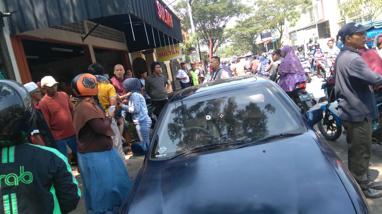 Foto mbl korban. Dugaan pencurian motor. Diketahui pengendara mbl langsung di tembak oleh pelaku diduga 2 motor. 4 orang berjaket hitam2