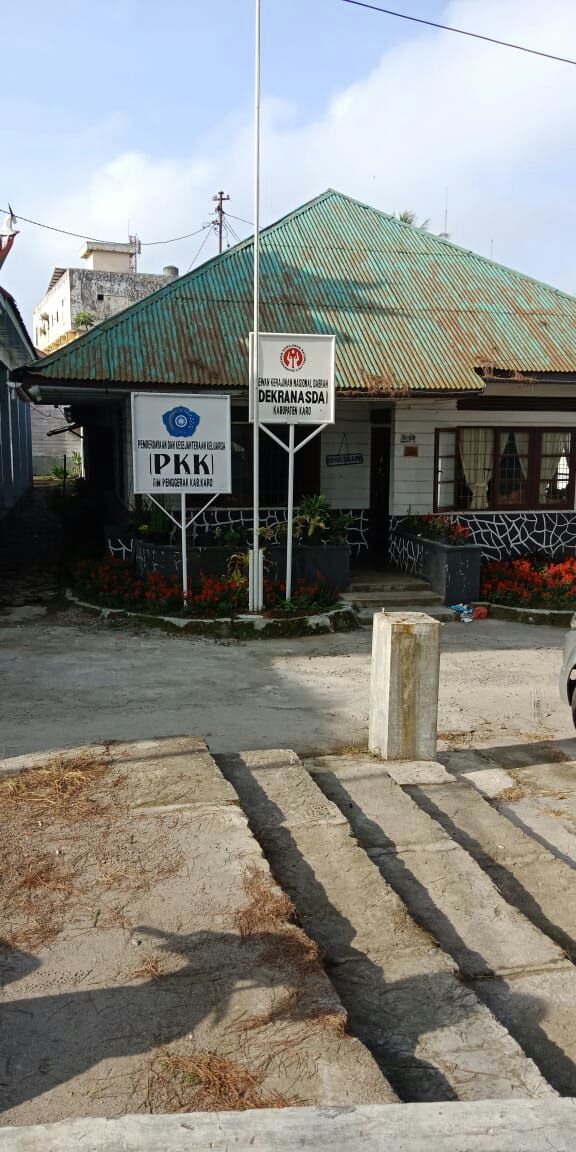 Ket foto  :Kantor PKK di seputar Taman Kota Kabanjahe di mana lokasi Tower yang di bongkar berada, yang kini telah raib, Jumat (11/05).