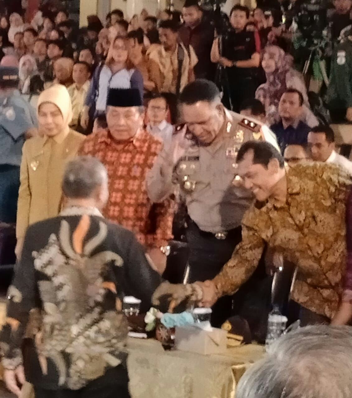 Ket foto  : Bupati Karo saat bersalaman dengan Ir. Agus Rahardjo Ketua KPK, Selasa (15/05) di ruang Auditorium USU MEDAN.