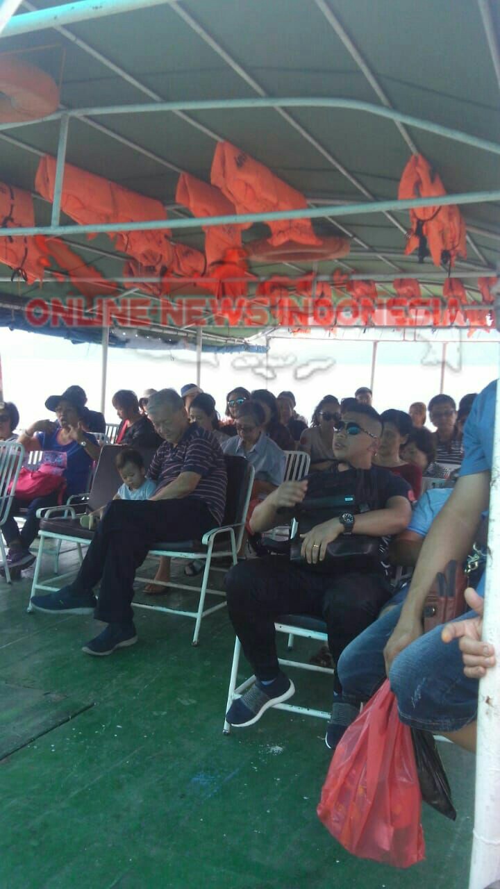 Foto : Menggunakan Kapal Pesiar Libra Cruise, sebanyak 140 orang Wisatawan sedang jelajahi Danau Toba - Samosir