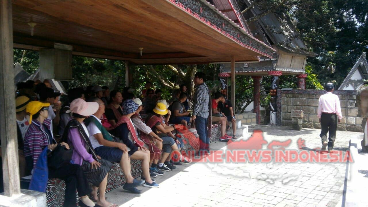 Foto : Sebanyak 140 Wisatawan penumpang kapal pesiar, menikmati keunikan tarian Tor tor Sigalegale, di Desa wisata Tomok Kecamatan Simanindo.