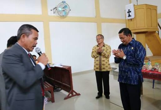 Foto : Bupati Samosir,.Drs.Rapidin Simbolon MM (depan baju biru), terima Doa dari Pemimpin Gereja GKPI Resort Pangururan Samosir