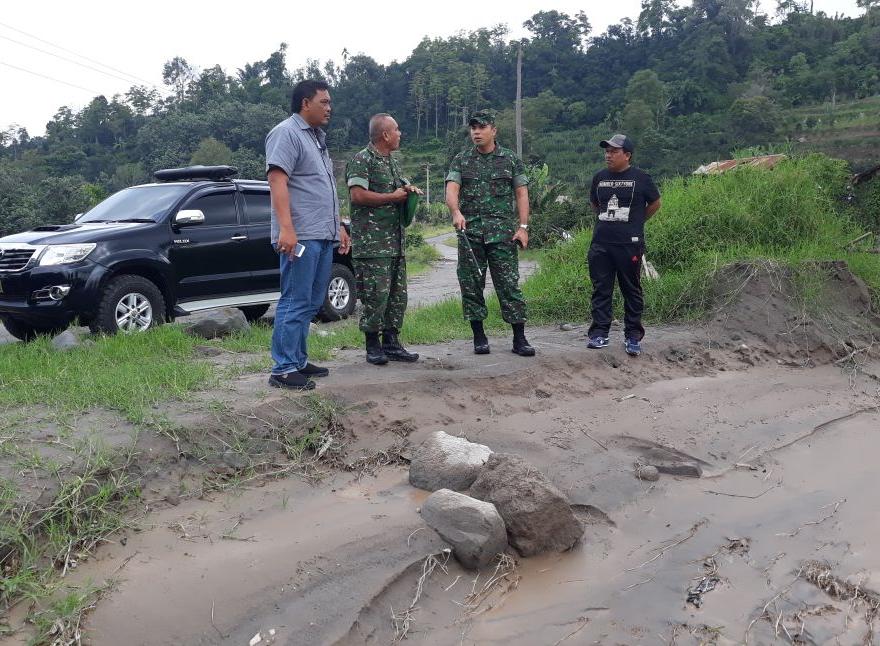 Ket foto : Dandim 0205 /TK saat berada di tepi aliran Lahar dingin di sungai lau borus