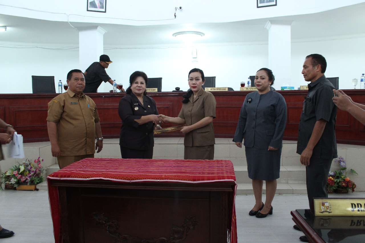 Ket foto  : Wakil Bupati Karo Cory Sriwaty Br Sebayang saat menerima Dokumen persetujuan P3D yang di serahkan oleh Ketua DPRD Karo Nora Else Surbakti di gedung DPRD KARO selasa, (22/05).