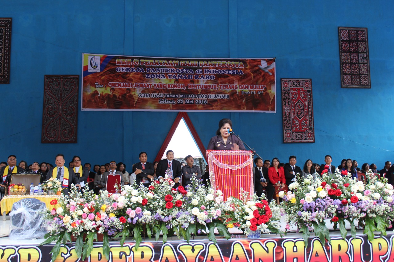 Ket foto  : Wakil Bupati Karo Cory Sriwaty saat memberikan sambutan dalam pembukaan perayaan Pantekosta GPdi Zona Kab Karo,di Taman Mejuah Juah Berastagi, Selasa (22/05)