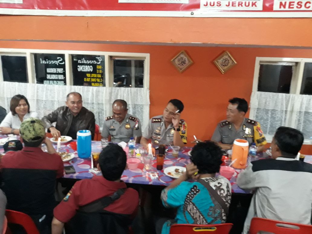 Ket foto :Kapolres Karo, Waka polres bersama Kapolsekta Berastagi duduk santai usai santap buka puasa di rumah makan gundaling senin (21/05)