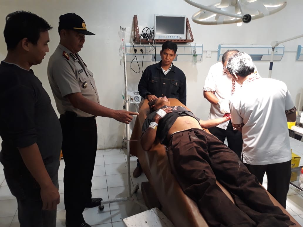 Foto : Amonius Sitepu menderita luka parah akibat Duel maut sesama marga di rawat  di rumah sakit umum Kabanjahe