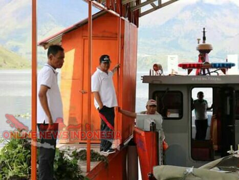 Foto : Bupati Samosir, Drs.Rapidin Simbolon MM (kaus putih pakai topi), lakukan uji coba kapal patroli cepat, hibah dari BNPB, dengan mengarungi pinggiran pantai di kecamatan pangururan Samosir, Jum'at (25/05)