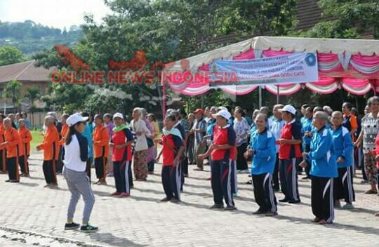 Foto : Instruktur Senam memperagakan gerakan senam kepada ratusan Lansia di tanah lapang Hotel Dainang