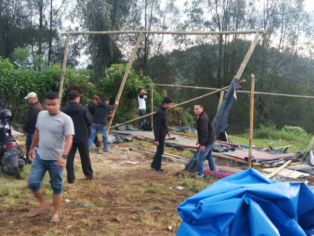 Foto  : Tampak personil gabungan dari Polres dan Polsek menghancurkan tenda lokasi perjudian sabtu (26/05)