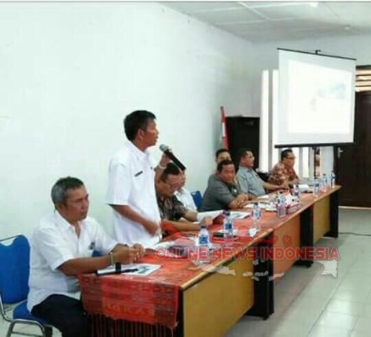 Foto : Asisten I Mangihut Sinaga, ajak warga untuk mendukung pembangunan pelabuhan feri Ambarita