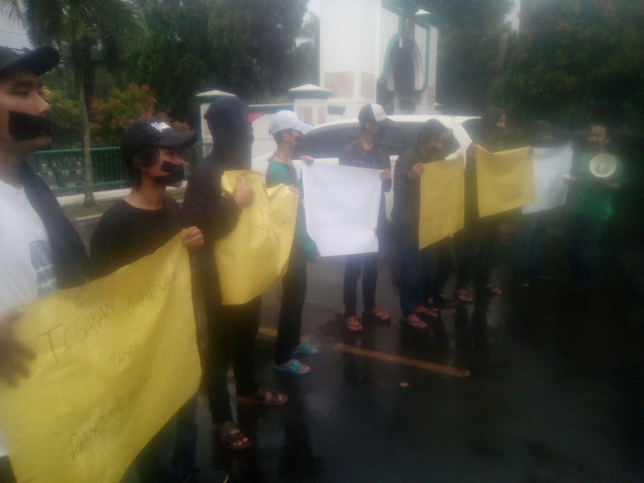 Foto : Hujan yang deras tak menyurutkan semangat Para pendemo yang menamakan diri Aliansi Pemuda Bogor untuk menyuarakan ketidak adilan Penegakan hukum di wilayah Kabupaten Bogor.