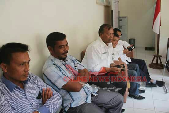 Foto : Beberapa tokoh masyarakat sipinggan diskusi bersama.wabup Samosir, di aula kantor camat Nainggolan, Rabu (30/05)