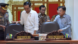Presiden Jokowi didampingi Wakil Presiden, dan Seskab memasuki ruangan untuk memimpin Rapat Terbatas di Kantor Presiden, Jakarta, Selasa (22/5)