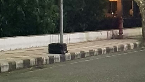 Sebuah koper yang diduga berisi bom, di trotoar Jalan Piere Tendean (Boulevard), tepatnya di seberang patung Wolter Monginsidi, Bahu, Malalayang, Manado.