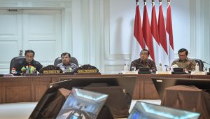 Presiden Jokowi berdiskusi dengan Wapres dan Seskab sebelum Rapat Terbatas mengenai Peningkatan Kerja Sama Indonesia dengan Negara-Negara Kawasan Pasifik Selatan