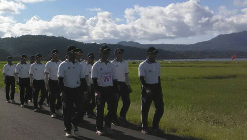 Peserta melintasi Jalan Kakas dengan latar belakang Danau Tondano