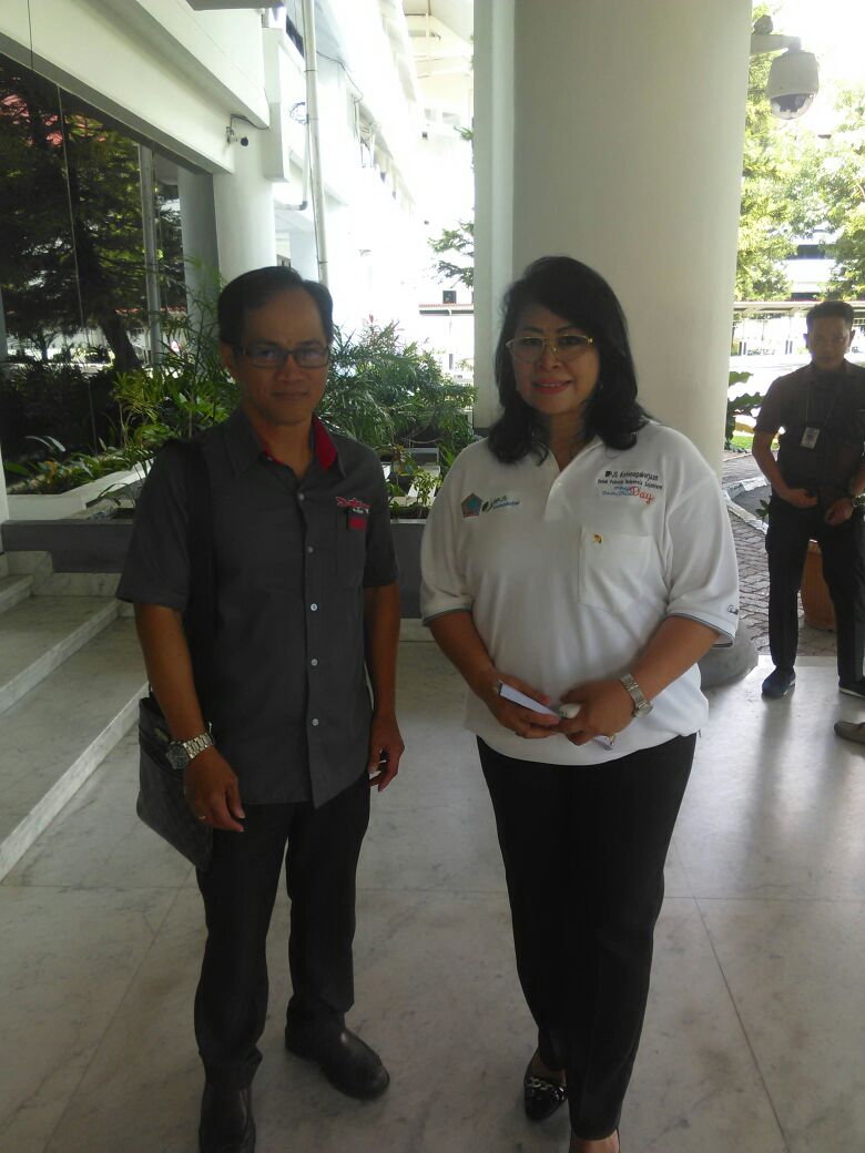 Ir Erny Tumundo (Kanan) Kadisnakertrans Berfoto Bersama Wartawan OLNews Indonesia