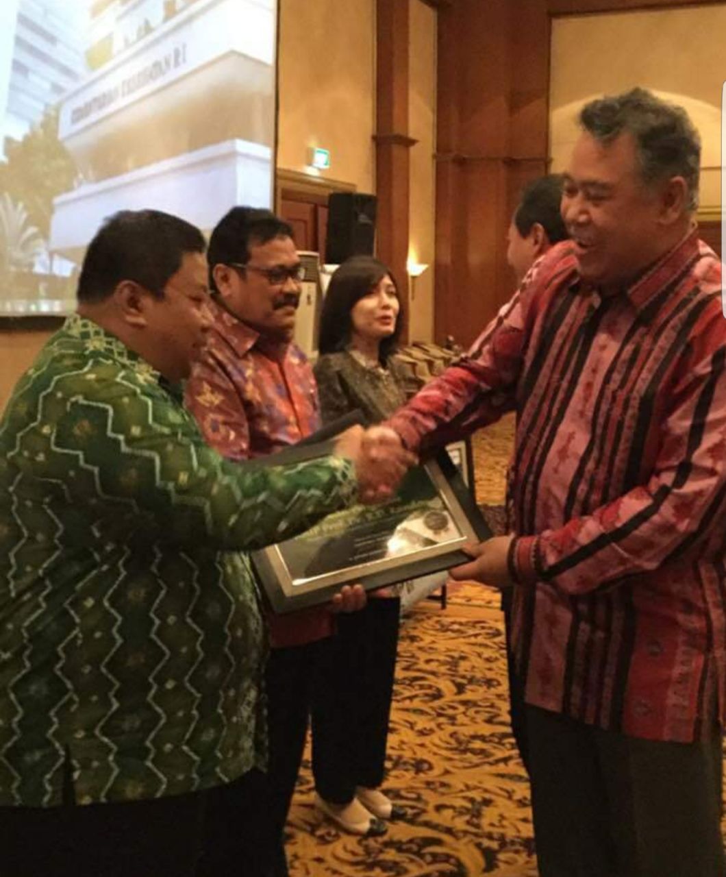 Penyerahan Penghargaan Kepada RSUP Prof Dr RD Kandou