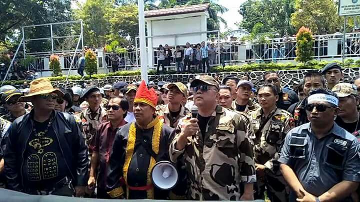 LMI Menyampaikan Orasinya Di Depan Kejati Sulut