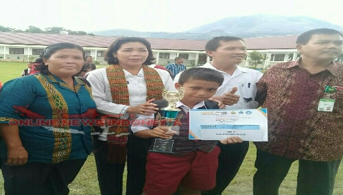 Foto : Firstman A.M Simanjorang, Siswa SD Negeri 29 Pardomuan, juara kedua lomba Aksara Batak tingkat SD Sekabupaten Samosir, Kamis (31/05) di SMAN 1 Pangururan